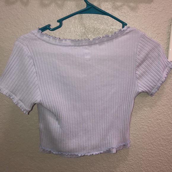 A crop top - Picture 2 of 3